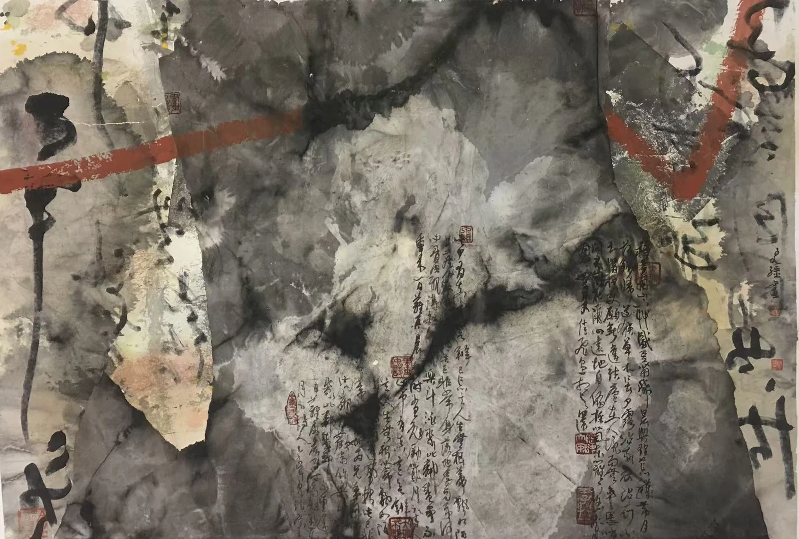高泉强横幅作品，水墨层次之间贯穿红色线条